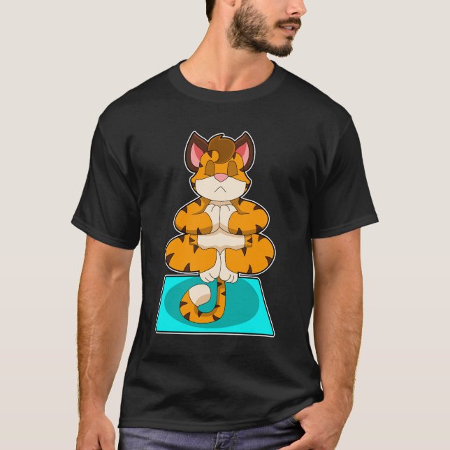 Tiger i Yoga på Yoga-mattan T Shirt (Framsida)