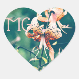 Tiger lilies med Initialer Hjärtformat Klistermärke