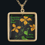 Tiger Lilies (Personlig Bridesmaid Necklace) Guldpläterat Halsband<br><div class="desc">Det här guld avslutat fyrkantiga halsbandet ger en underbar gåva till dina brudtärnor som de kommer att vårda för evigt. I mitten finns Leslie Sigal Javoreks ursprungliga digitala målning av en spray av Tiger Lilies förskjuten av en svart bakgrund. Anpassade text fält för varje ljusskons namn och mer (zoomförhandsvisning ska...</div>