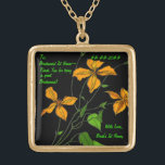 Tiger Lilies (Personlig Bridesmaid Necklace) Guldpläterat Halsband<br><div class="desc">Det här guld avslutat fyrkantiga halsbandet ger en underbar gåva till dina brudtärnor som de kommer att vårda för evigt. I mitten finns Leslie Sigal Javoreks ursprungliga digitala målning av en spray av Tiger Lilies förskjuten av en svart bakgrund. Anpassade text fält för varje ljusskons namn och mer (zoomförhandsvisning ska...</div>
