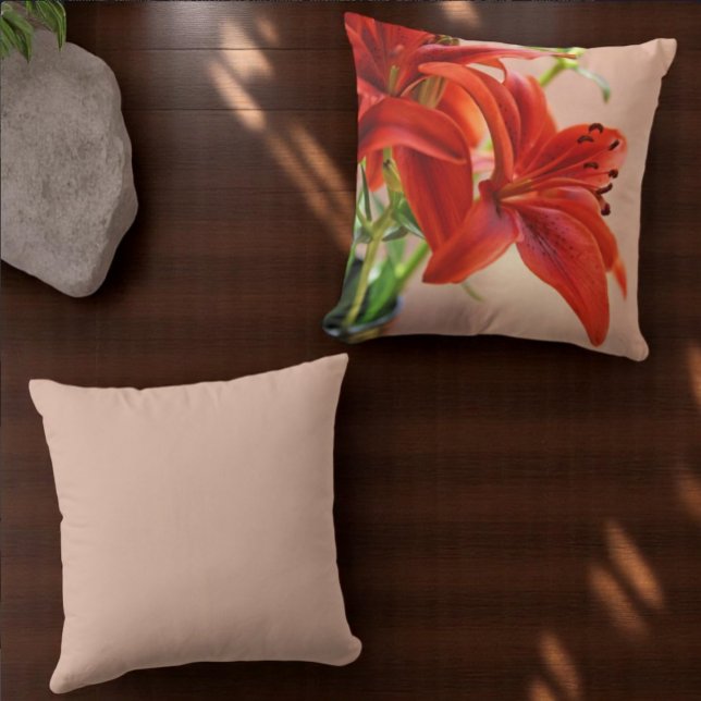 Tiger Lily stäng upp foto Kudde (throw pillow front flower photo and back matching solid color)
