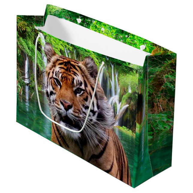 Tiger och vattenfall (Framsidan Vinklad)
