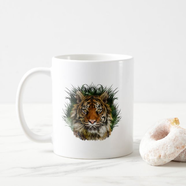 Tiger Peering genom gräs Kaffemugg (Med munk)