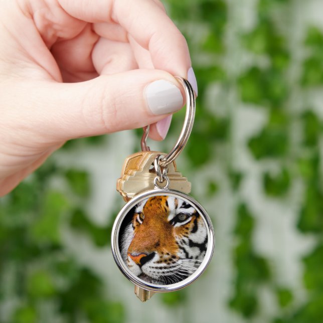 TIGER POSE RUND SILVERFÄRGAD NYCKELRING (Hand)