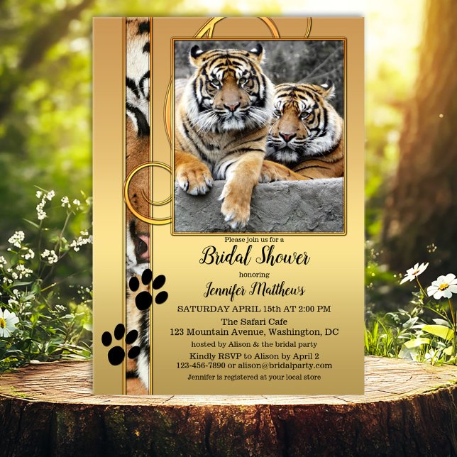 Tiger Safari Zoo Inbjudningskort för möhippan (Bridal shower invitation featuring two tigers on a gold styled background with tiger paw print)