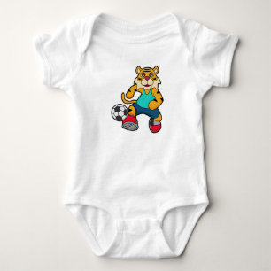 Tiger som fotbollsspelare med fotboll t shirt