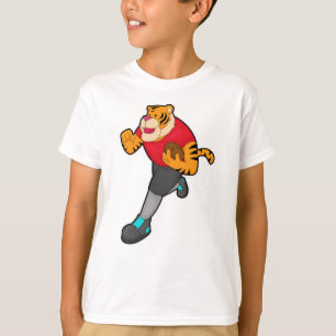 Tiger som fotbollsspelare med fotboll t shirt