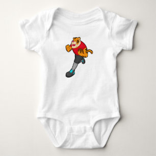 Tiger som fotbollsspelare med fotboll t shirt