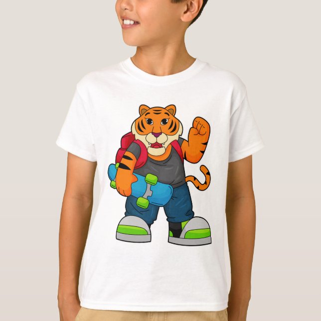 Tiger som Skater med Skateboard T Shirt (Framsida)