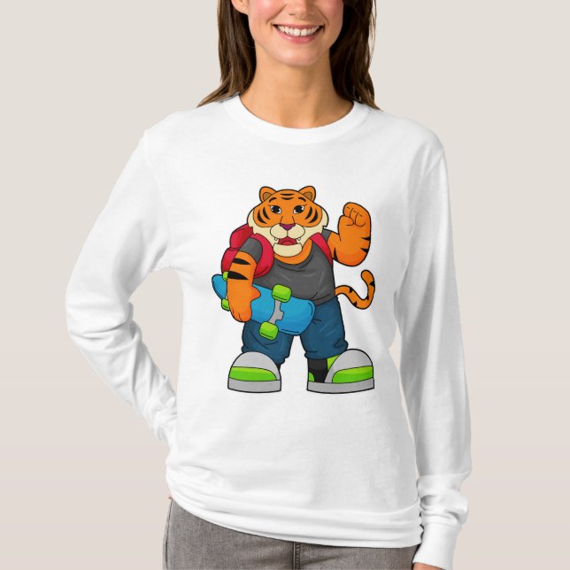 Tiger som Skater med Skateboard T Shirt (Framsida)