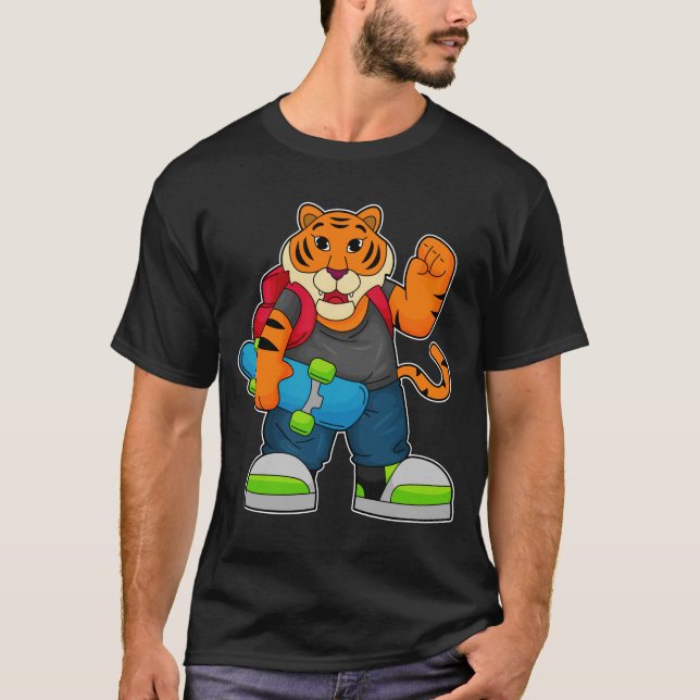 Tiger som Skater med Skateboard T Shirt (Framsida)