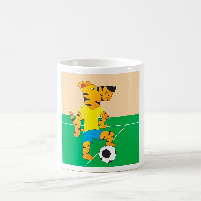 Tiger som spelar fotboll kaffemugg (Skapare uppladdad)