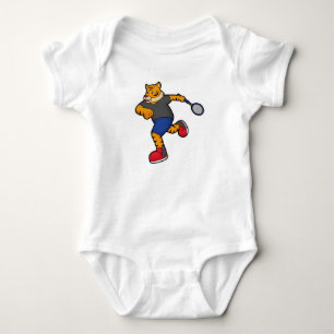 Tiger som tennis-spelare med tennis racket t shirt