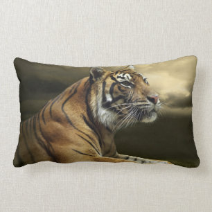 Tiger som tittar, och sitta under dramatisk himmel lumbarkudde