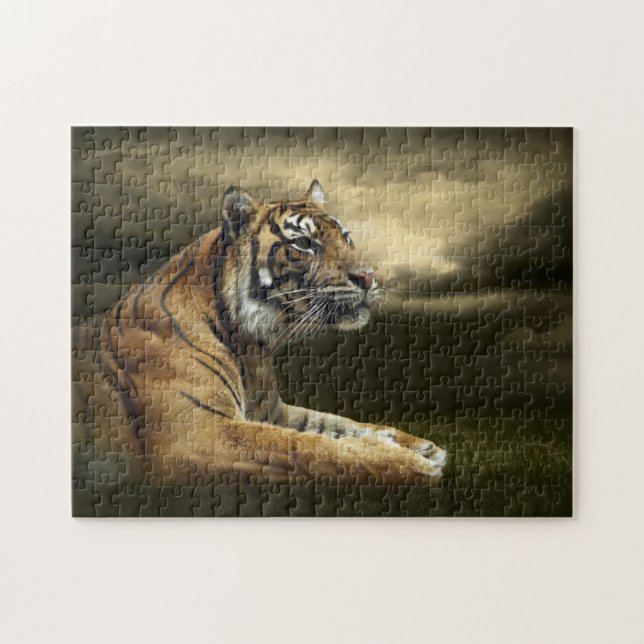 Tiger som tittar, och sitta under dramatisk himmel pussel (Horisontell)