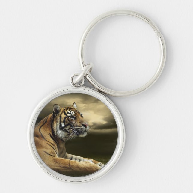 Tiger som tittar, och sitta under dramatisk himmel rund silverfärgad nyckelring (Framsidan)