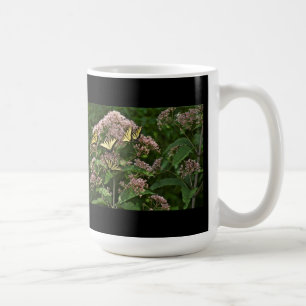 Tiger Swallowtail Butterflies på Joe Pye Ogräs Kaffemugg
