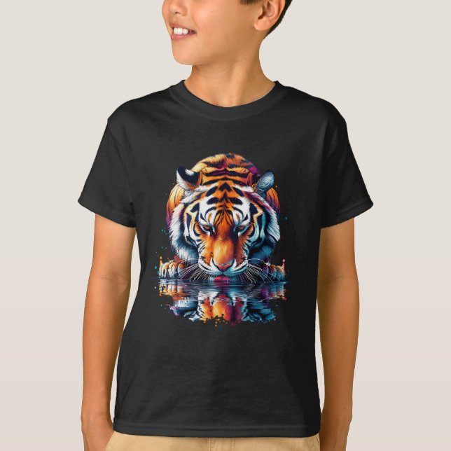 Tiger tittar på reflektion i vatten t shirt (Framsida)