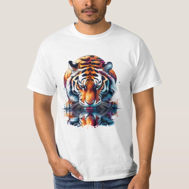 Tiger tittar på reflektion i vatten t shirt (Framsida)