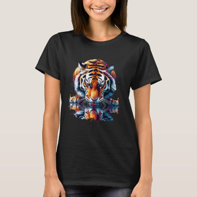 Tiger tittar vid reflektion i Vatten T Shirt (Framsida)