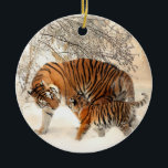 Tigerfamilj i vinter julgransprydnad keramik<br><div class="desc">Tigerfamilj i vinter. Härligt naturlandskap.</div>