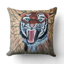 Tigerhand målad på arbetsyta