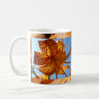 TIGERLILJOR LILJA BLOMOR KAFFEMUGG RESMUGGAR