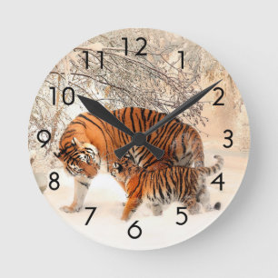 Tigern med tigerungen i snö tar tid på rund klocka