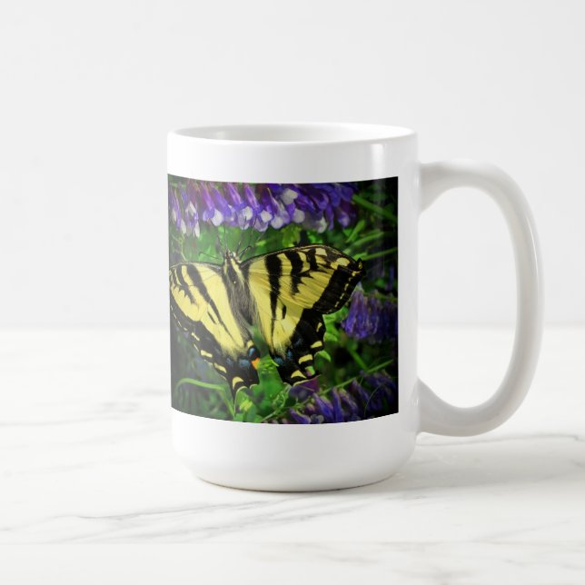 Tigerrandfjäril och blåa blommor kaffemugg (Höger)