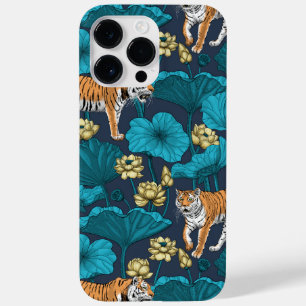 Tigers in gult lotus pond