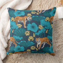 Tigers in gult lotus pond