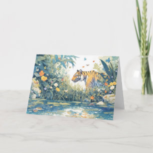 Tigers promenad genom den blommande djungeln kort