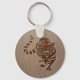 Tigersilhouette som inristas på den wood designen nyckelring