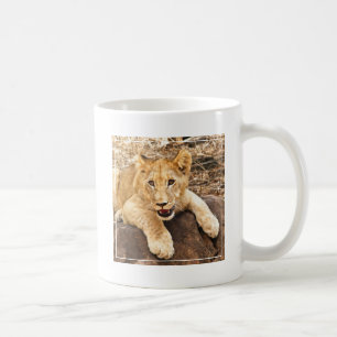 Tigerungen tar luftventilen på en sten kaffemugg
