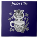 Tigger med växtbaserade tea. Anpassa Kakelplatta<br><div class="desc">Anpassa den här plattan med din egen namn,  din väns namn eller spelar ingen roll text du gillar. Den här hemska tigern med örtte skulle smaka på vilket kök som helst.</div>