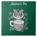 Tigger med växtbaserade tea. Anpassa Kakelplatta<br><div class="desc">Anpassa den här plattan med din egen namn,  din väns namn eller spelar ingen roll text du gillar. Den här hemska tigern med örtte skulle smaka på vilket kök som helst.</div>