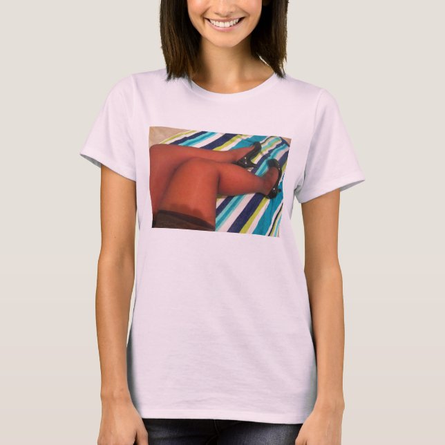 Tighöjder på nylon i Shiny Pumps Shoes Tee Shirt (Framsida)