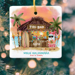 Tiki Beach Tropical Sunset Mele Kalikimaka Santa Julgransprydnad Keramik<br><div class="desc">Den tropiska julprydnaden har tomten som semester på Tiki pub vid stranden vid solnedgången med handflatan träd, stranden ljus och Hawaii "Aloha" och "Mele Kalikimaka" hälsning. Tropiska cocktails, ananas, hibiscus och handflatan löv, en ytskiva och en papegoja i en pirat som dekorerar pub. Anpassa den för en roligt, en vänlig...</div>