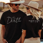 Til Death do oss Part Black Bröllop T Shirt<br><div class="desc">Elegant svart och vit nylott par t-shirt med text Til Död gör oss en del. Anpassa den med dina bröllop-detaljer. Underbar för smekmånaden.</div>