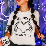 Til Death do us Party gift for Bridesmaids gotiic T Shirt<br><div class="desc">Fira din möhippa med lite mörk elegans med vår "Til Death Do Us Party" Gothic T-Shirt, perfekt present for bridesmaids. Den här skjortan är perfekt för ett gotiskt bröllop eller mörk-sagoltema bröllop. Förbered "bruden eller dö"-andan med den här unika skjortan och snyggten, designad för att tillföra lite edgy roligt till...</div>