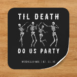 Til Death Do Us Party Skeleton Bachelorette Party Fyrkantigt Klistermärke<br><div class="desc">Lustigt dansande skelettstam med texten "til death do us party".</div>