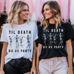 Til Death Do Us Party Skeleton Bachelorette Party T Shirt<br><div class="desc">Lustigt dansande skelettbachelor/bachelorette party shirts med texten "til death do us party". Ta en för hela gruppen.</div>