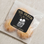 Til Death Skeleton Älskare Tarot Card Goth Bröllop Fyrkantigt Klistermärke<br><div class="desc">Vi presenterar "Til Dödsskeleton Älskare Tarot Card Goth Bröllop Square Sticker" - ett unikt tillägg till ditt bröllop som du föredrar. Bygg upp temat mörk-sagolet bröllop med denna anpassningsbar-dekal med älskare-tartkortskel, perfekt för ett gotiskt och spooky-bröllop firande. De här klistermärkena är som perfekt- eller bröllopsartiklar. De tillför ett mystiskt drag...</div>