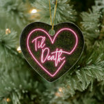 Til Död Neon Första jultomten Gift sig Julgransprydnad Keramik<br><div class="desc">Rosa-nytecknet inspirerade till "Til Death"-hjärtdesign över boxwood inspirerad bakgrund med anpassningsbar-vit text för brud och brudgumms namn och bröllop-datum på baksidan.</div>