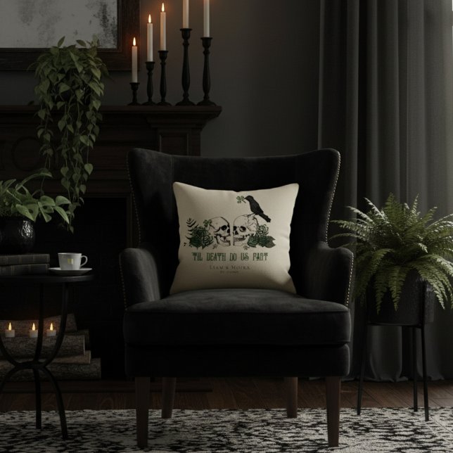 Til Döden Elfenbens Gotisk Irländsk Blommig Dödska Kudde (Gothic Irish 'Til Death Do Us Part Ivory Pillow. Goth Illustration of 2 Skulls, Green Roses & Raven)