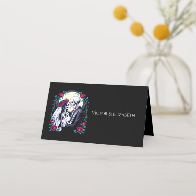Til Döden Gothic Skeleton Ett par Rosa ros Bröllop Placeringskort (Framsida)