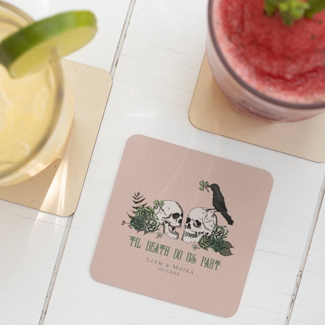 Til Döden Rosa Gotisk St Patricks Dag Blommig Döds Underlägg Papper Kvadrat (Floral Irish Skulls 'Til Death Do Us Part Square Bridal Shower Coasters. Skulls, Green Roses, Clover)
