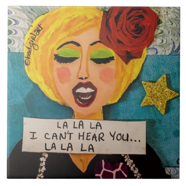 TILE LA LA LA I CANT HEAR DU LA LA CERAMIC TI KAKELPLATTA (Framsidan)