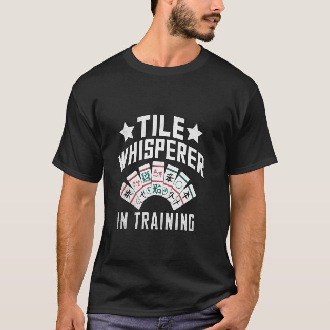 Tile Whisperer Under Utbildning Tile Game Mahjong  T Shirt (Framsida)