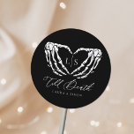 Till Död Chic Modern Gothic Bröllop Runt Klistermärke<br><div class="desc">Till Död Chic Modern Gothic Bröllop Classic Round Sticker</div>